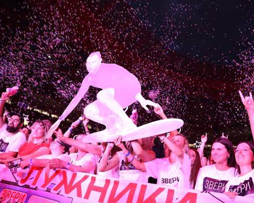 Серф, валентинки и соединённое сердце: что творилось на юбилейном шоу группы "Звери
